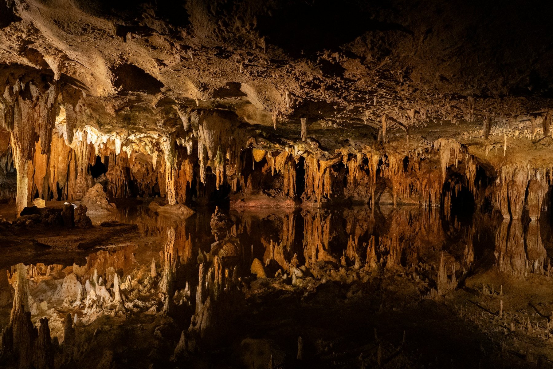 Cave formations inside Luray Caverns