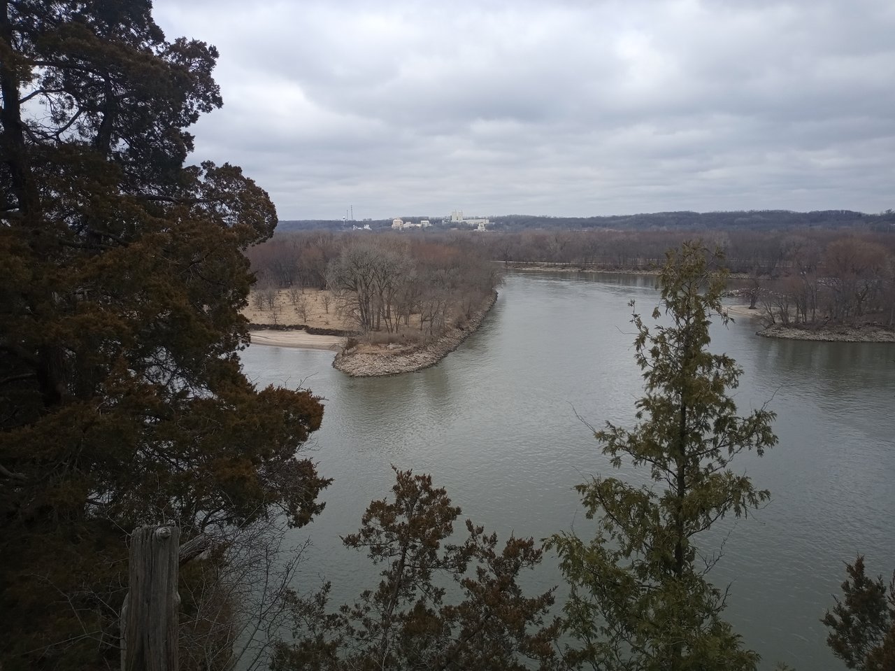 Bluff overlook above the Illinois River