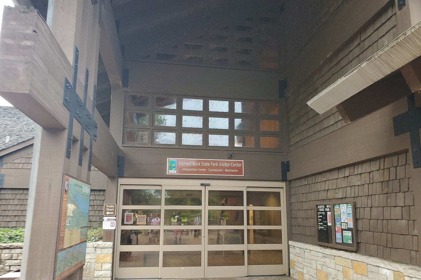 Entrance to the Starved Rock visitor center